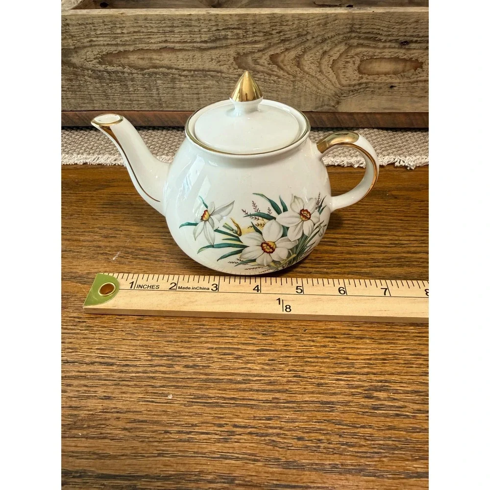 Gibson Staffordshire England Daffodil Teapot Taunton Vale Gold Trim England
